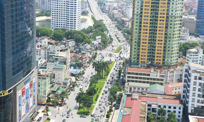 Tiêu chuẩn xây dựng nhà cao tầng chưa được bổ sung kịp thời kiến “cao ốc” đua nhau mọc trên khắp tuyến phố ở Hà Nội. Ảnh: Như Ý.