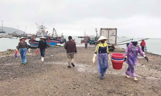 Cảng cá lậu của Tưởng Văn Thịnh vẫn hoạt động nhộn nhịp sau khi báo chí phản ánh.