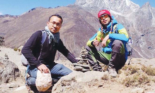 Anh Duy Cường (trái) tại Everest Base Camp. Ảnh: D.C.