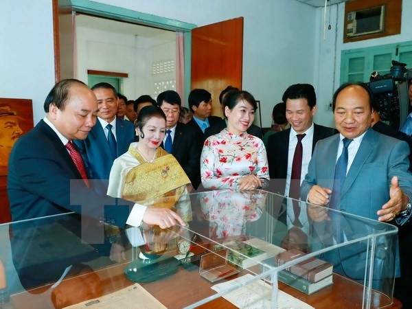Thủ tướng Nguyễn Xuân Phúc đến thăm Nhà lưu niệm cố Chủ tịch Souphanouvong và gặp gỡ gia đình cố Chủ tịch. (Ảnh: Thống Nhất/TTXVN)