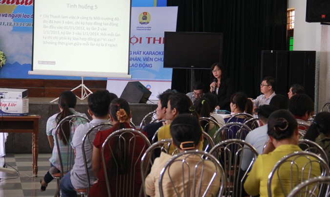Một buổi tư vấn pháp luật cho người lao động tại KCN Hòa Khánh (quận Liên Chiểu, Đà Nẵng). Ảnh: Thanh Trần.