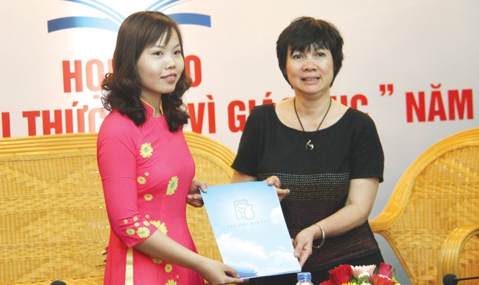 Tác giả Lê Thị Bé Nhung nhận chứng nhận của NXB Trẻ đồng hành xuất bản cuốn sách về công trình của chị.