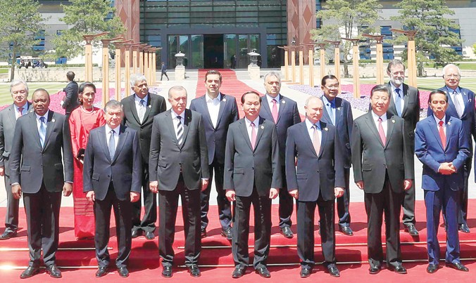 Chủ tịch nước Trần Đại Quang, Chủ tịch Trung Quốc Tập Cận Bình, Tổng thống Nga Vladimir Putin cùng trưởng đoàn các nước tham dự Diễn đàn. Ảnh: TTXVN.
