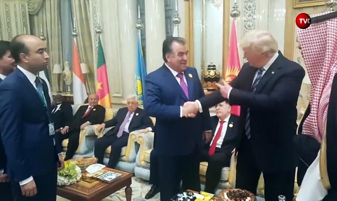 Ông Trump và ông Rakhmon bắt tay nhau.