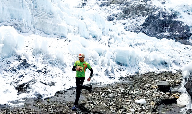Phạm Duy Cường trên đường chạy khắc nghiệt nhất hành tinh trên ngọn Everest. Ảnh: NVCC.