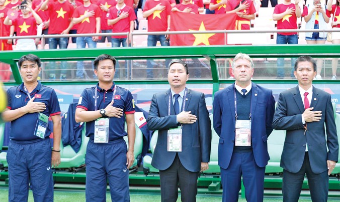 HLV Hoàng Anh Tuấn (bìa phải) không làm trợ lý cho HLV Hữu Thắng được cho là do sự khác biệt về triết lý bóng đá. Ảnh: VSI.