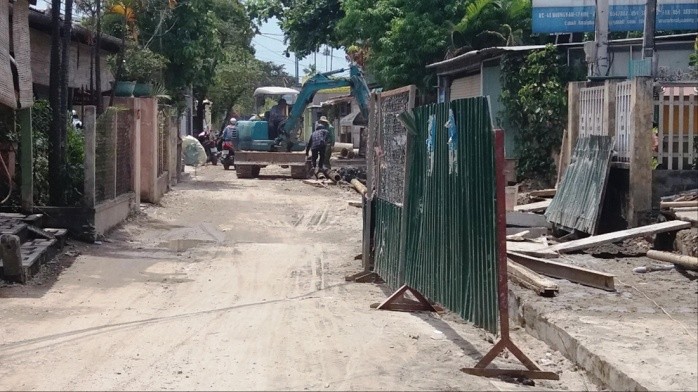 Tuyến đường Dương Văn An (phường Xuân Phú) bị đào xới, tổ chức thi công cả năm trời vẫn chưa được hoàn trả mặt bằng.