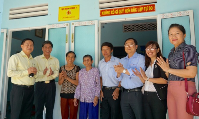 Đại diện Cienco 4 và các đơn vị chúc mừng cụ Nguyễn Thị Minh nhận ngôi nhà mới. Ảnh: Sỹ Lực.