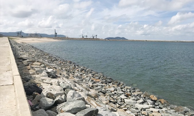 Bãi thải lấn biển của Formosa nằm ở phía nam cảng Sơn Dương.