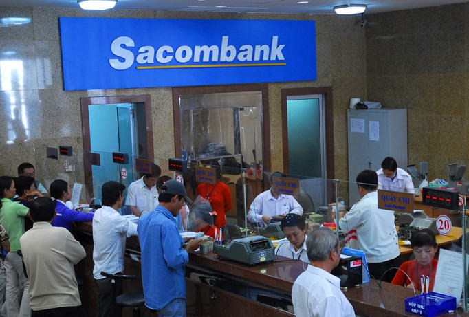 Người dân giao dịch tại ngân hàng Sacombank. Ảnh: Nhật Minh.