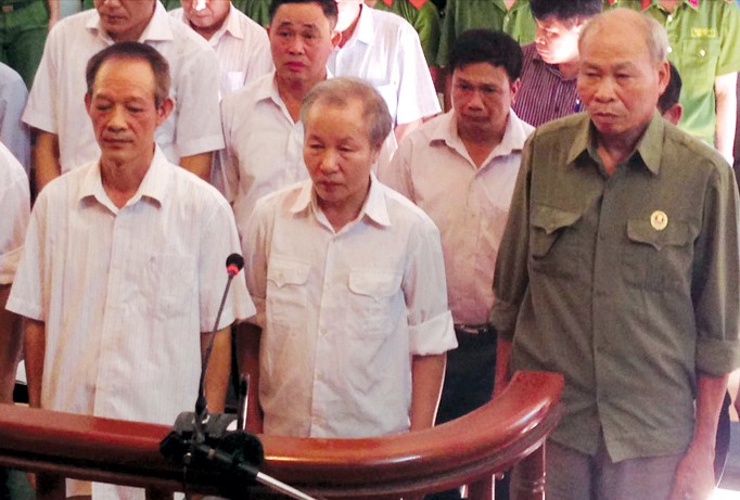 Từ trái sang, các bị cáo Sơn, Trường, Triển.