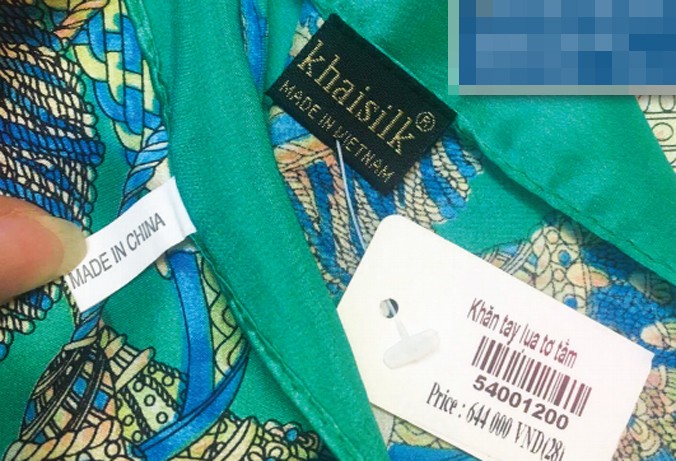 Khăn lụa thương hiệu Khaisilk được anh Đặng Như Quỳnh mua về làm quà cho đối tác, trên khăn có gắn cả hai mác made in China lẫn made in Vietnam. Ảnh: Như Quỳnh.