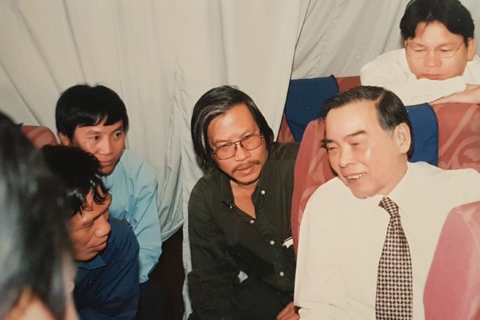 Nguyên Thủ tướng Phan Văn Khải trò chuyện cùng các nhà báo trên chuyên cơ.