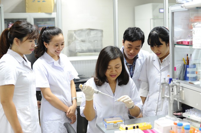 PGS.Trần Vân Khánh hướng dẫn sinh viên làm thí nghiệm.
