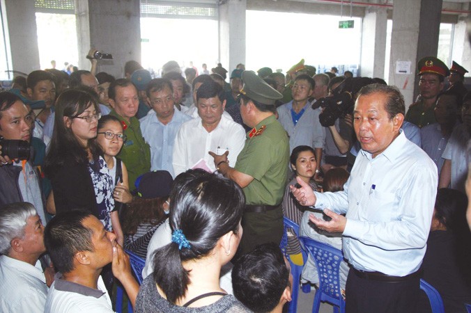 Phó Thủ tướng Thường trực Trương Hoà Bình gặp cư dân Carina và thị sát hiện trường vụ cháy.