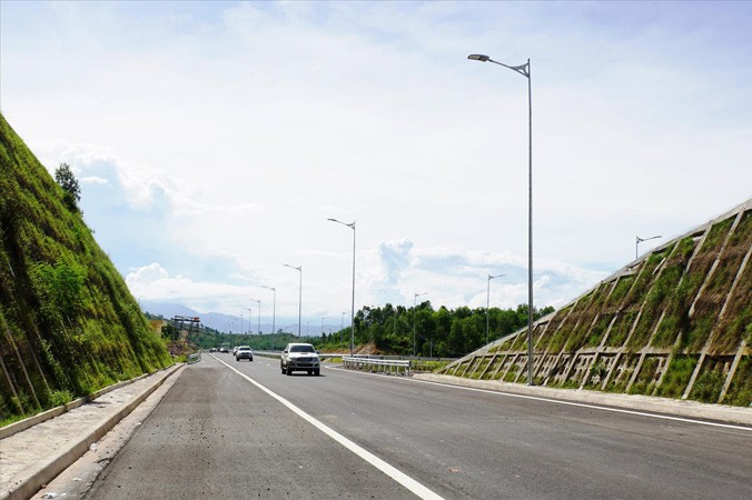 Việc xây dựng cao tốc Bắc - Nam đi kèm giải quyết bài toán tại các trạm thu phí trên QL 1A (trong ảnh, một đoạn của cao tốc Đà Nẵng - Quảng Ngãi thuộc cao tốc Bắc - Nam đã hoàn thành). Ảnh: Sỹ Lực.
