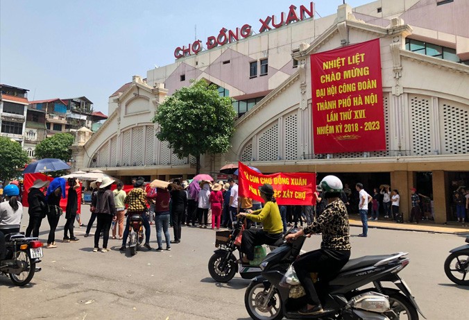 Tiểu thương tụ tập phản đối trước thông tin xây chợ Đồng Xuân thành trung tâm thương mại.