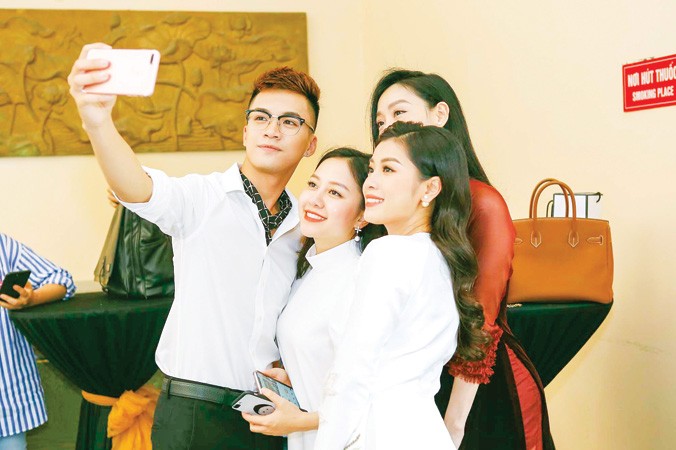 Quán quân U20 check in cùng bạn.