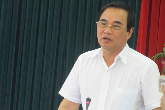 Ông Văn Hữu Chiến đối thoại với người dân quận Cẩm Lệ về đất đai tháng 9 năm 2014. Ảnh: Nam Cường.