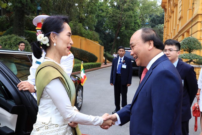 Chiều 19/4, tại Phủ Chủ tịch, Thủ tướng Nguyễn Xuân Phúc chủ trì Lễ đón Cố vấn Nhà nước, Bộ trưởng Ngoại giao và Bộ trưởng Văn phòng Tổng thống Myanmar, bà Aung San Suu Kyi, thăm chính thức Việt Nam. Ảnh: TTXVN.