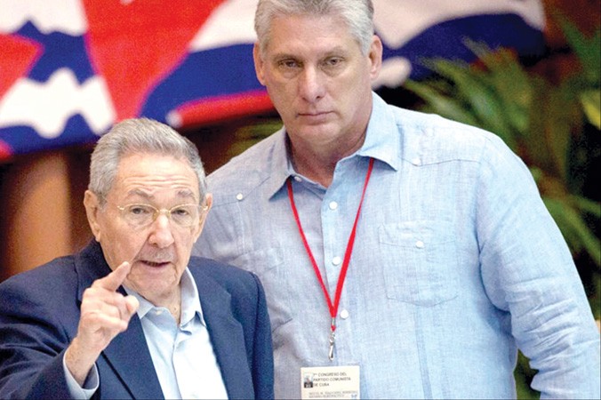 Chủ tịch Cuba Raúl Castro (trái) và người kế nhiệm Miguel Díaz-Canel. Ảnh: The Cuban Economy.