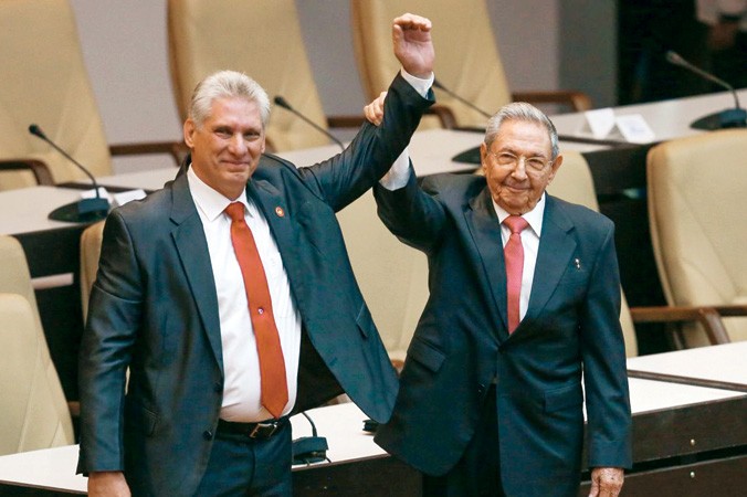 Tân Chủ tịch Cuba Miguel Diaz-Canel (trái) và người tiền nhiệm Raúl Castro ở Havana hôm 19/4. Ảnh: Adalberto Roque.