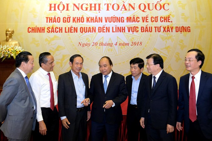 Thủ tướng Nguyễn Xuân Phúc trao đổi với các đại biểu dự hội nghị. Ảnh: Q.H.