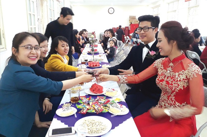 Đám cưới đôi bạn trẻ Nguyễn Văn Thành và Lê Mỹ Lộc (ở Hùng Vương, Hồng Bàng, Hải Phòng) diễn ra chỉ có tiệc ngọt nhưng ai cũng thấy vui vẻ. Ảnh: Bình Minh.