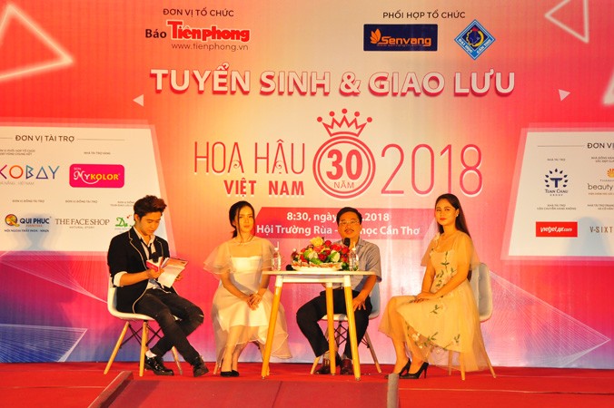 Nhà báo Vũ Tiến, Phó tổng biên tập báo Tiền Phong thông tin về cuộc thi Hoa hậu Việt Nam 2018. Ảnh: Hòa Hội.