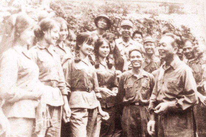 Ðoàn văn công Quân giải phóng Trị Thiên cùng Ðại tướng Võ Nguyên Giáp tại chiến trường Trị Thiên năm 1972. Ảnh: TL.