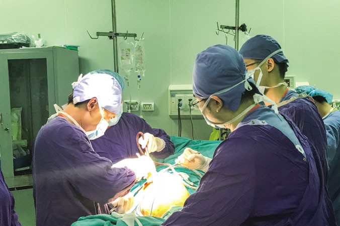 Bác sĩ Khánh mổ thay khớp háng nhân tạo cho bệnh nhân 47 tuổi.