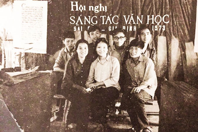 Văn nghệ sĩ trong Hội nghị Văn học năm 1973 tại Tà Leng: Ngồi hàng đầu là Hà Phương, Trần Thị Thắng, Trần Ấm, hàng sau là Phan An, Nguyễn Khắc Thuần, Phan Xuân Biên, Nguyễn Văn Sơn.