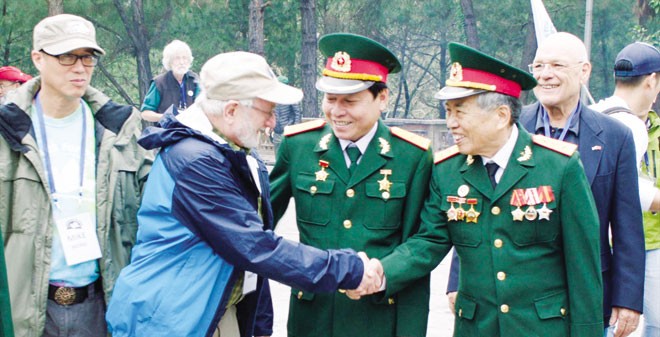 Cựu binh Việt Nam và những người lính Mỹ xưa gặp nhau tại nghĩa trang Trường Sơn. Ảnh: Thái Huyền.