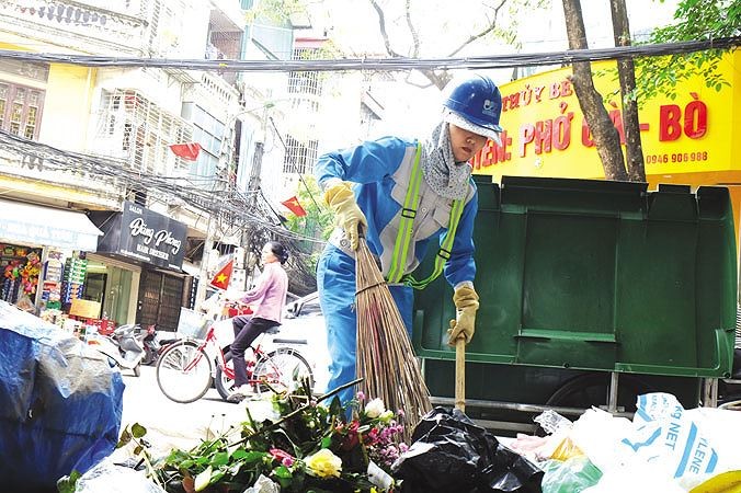 Công nhân dọn rác liên tục 7 lượt một ngày trên phố Trần Quang Diệu (Ðống Ða).