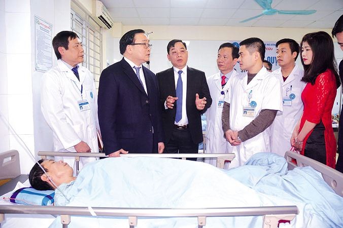 Bí thư Thành ủy Hà Nội Hoàng Trung Hải (thứ hai từ trái qua) thăm BV Ða khoa Hà Ðông tháng 2/2018. Ảnh: Nguyễn Văn Lập.