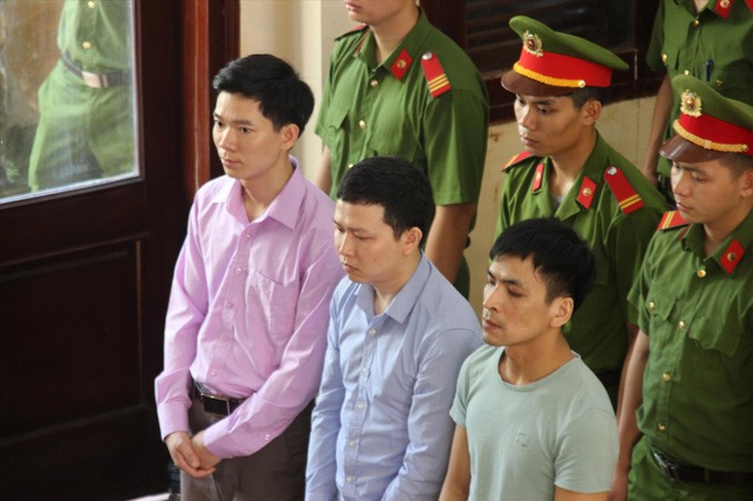 Bác sĩ Hoàng Công Lương (ngoài cùng bên trái) ra tòa với tư cách bị cáo.