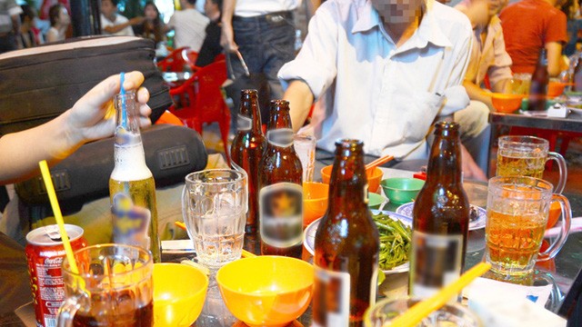Người Việt Nam tiêu thụ rượu bia thuộc nhóm cao thế giới. Ảnh minh họa