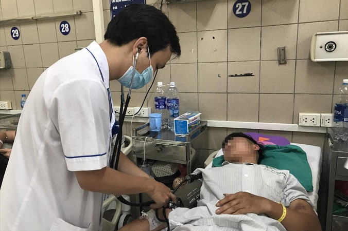 Bệnh nhân uống thuốc diệt cỏ Paraqat cấp cứu tại Bệnh viện Bạch Mai. Ảnh: Bình Phương.