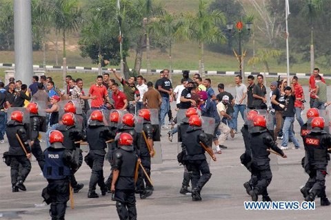 Quân đội Malaysia tập chống bạo loạn