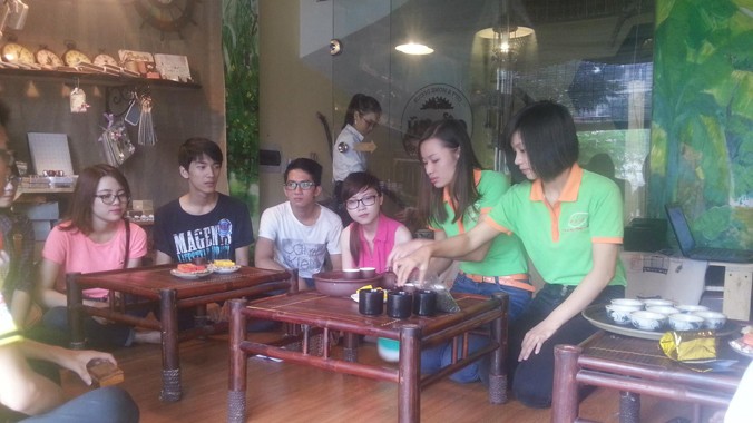  Nhiều bạn trẻ đã biết đến trà Việt tại quán Việt Cổ Trà