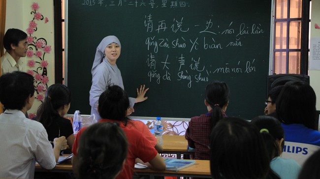Cô Tuệ Quang đang giảng dạy tiếng Trung