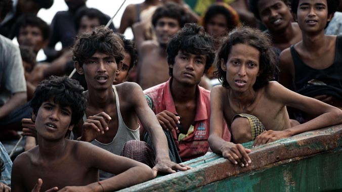 Các thuyền nhân Rohingya (Myanmar) trông chờ được cứu trợ. Ảnh: CNA