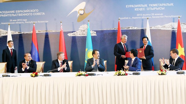 Thủ tướng Nguyễn Tấn Dũng ký Hiệp định Thương mại tự do giữa Việt Nam và Liên minh Kinh tế Á - Âu. Ảnh: TTXVN