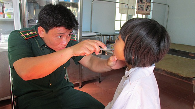 Y sỹ Bắc khám cho bệnh nhân buôn Drang Phôk