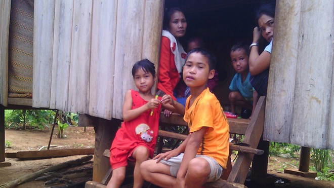 Các trẻ em Vân Kiều ở xã vùng núi rẻo cao Ngân Thủy