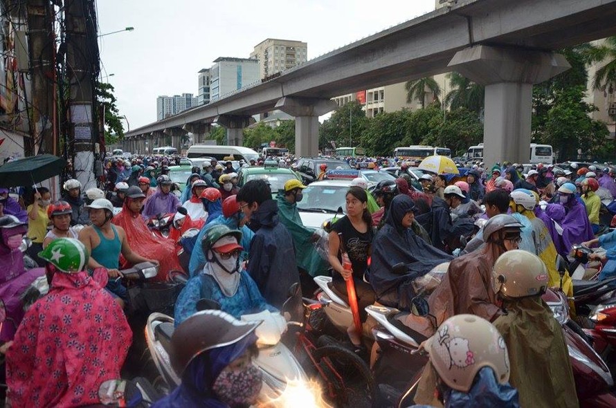 Hà Nội: Mưa lớn gây ngập, tắc đường kinh hoàng