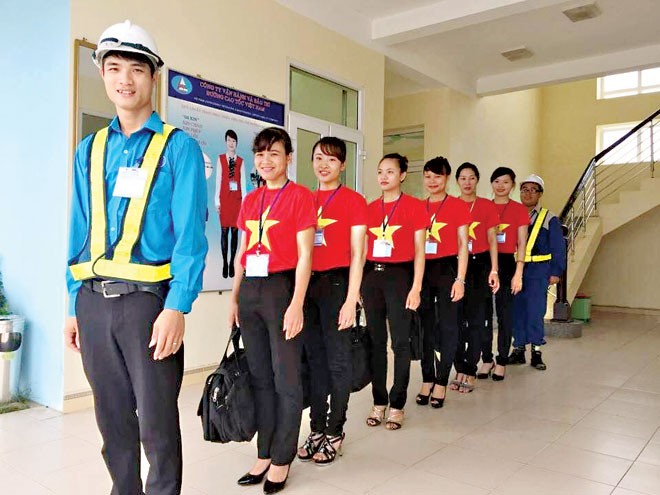 Nhân viên thu phí của VEC O&M chuẩn bị vào ca với màu áo đặt biệt nhân ngày 2/9.