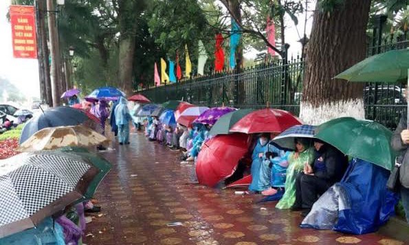 Tiểu thương chợ Đồng Đăng đội mưa đến trụ sở UBND tỉnh phản đối di chuyển chợ.