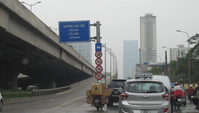 Biển báo tốc độ 40km/h không hợp lý vẫn lắp tại đường dẫn lên vành đai 3 trên cao tại Hà Nội. Ảnh: Sỹ Lực