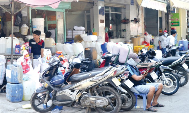 Dễ dàng mua bán hóa chất độc hại ở chợ Kim Biên, TPHCM. Ảnh: PV